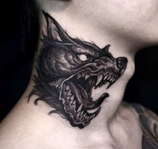 Ce grand tatouage de loup souriant montrera à tous que l'homme en face d'eux est déterminé.