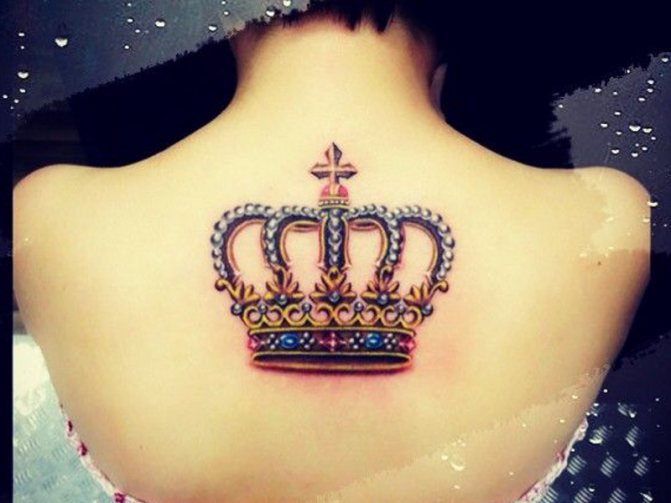 Un astfel de tatuaj arată foarte regal