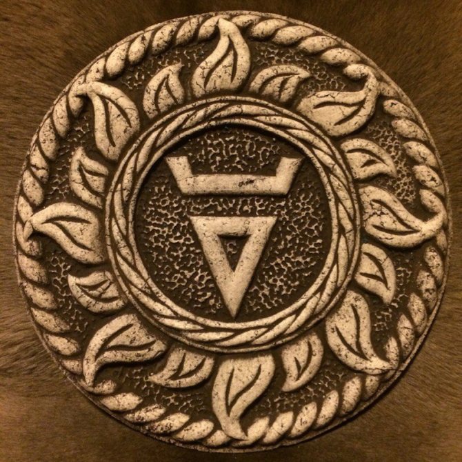 Tal símbolo de deus Vélez pode ser retratado como um amuleto de tatuagem