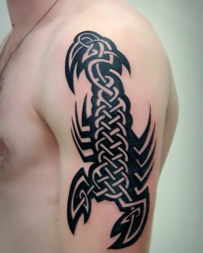 Tetovanie abstraktného škorpióna na ramene
