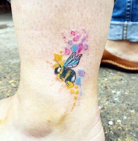 纹身的水彩蜜蜂
