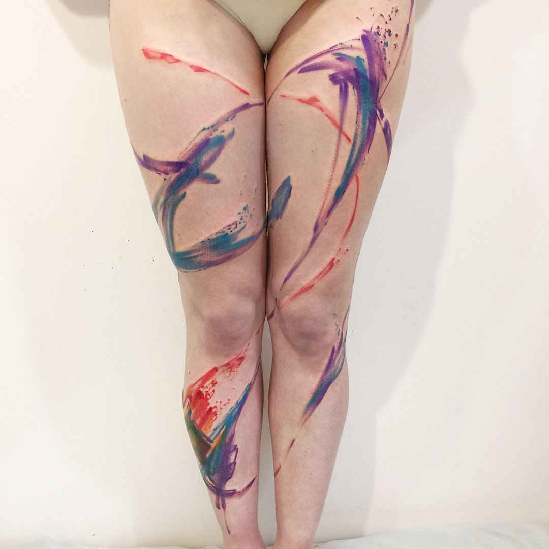 腿上的水彩抽象纹身