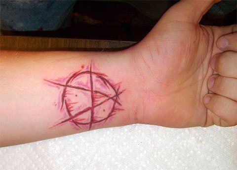 Tatuiruotė anarchija ant riešo