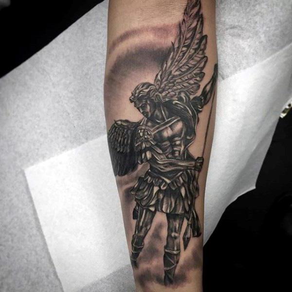 tatuaggio di angelo custode sulla mano