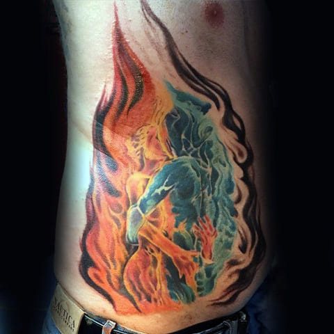 Anjo tatuado em chamas