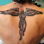 Τατουάζ ενός αγγέλου σε έναν άνδρα