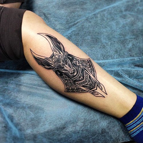 Tatuaj cu Anubis, zeul Egiptului. Semnificație, desene, tatuaje foto pentru bărbați, femei