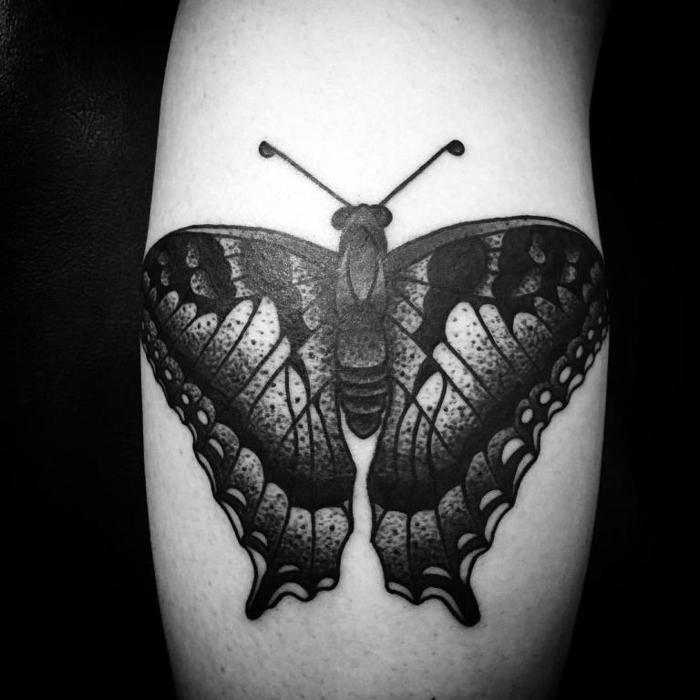 Tattoo mandlig sommerfugl på ryggen