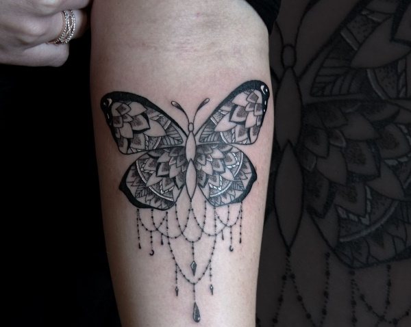 Pillangó tetoválás. Jelentések lányoknak, fotók, vázlatok a derékon, karon, fenéken, nyakon, lábon, vállon.