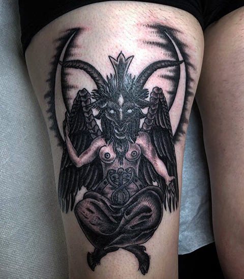 Baphomet-tatovering på hans ben