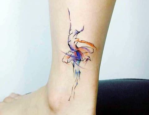 Tatuagem de bailarina na perna feminina