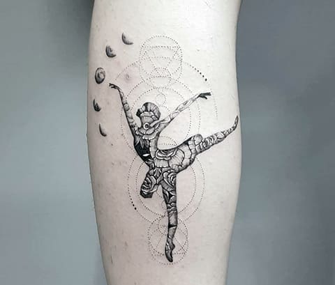 Tatuagem de bailarina em estilo geométrico