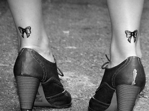 Tetoválás csokornyakkendő a lábakon