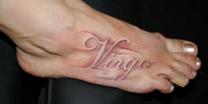 Hvid tatovering på benet