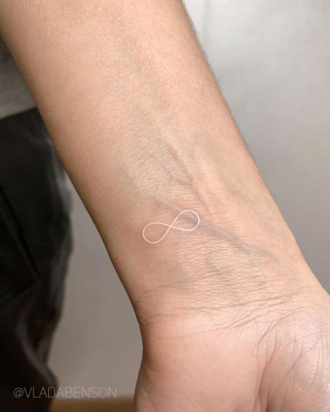 Татуировка Infinity с бяло мастило