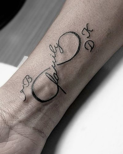 女孩，男人，情侣的手腕上的无限大纹身。意义、图片、草图