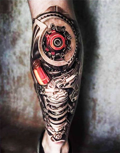 Biomechanikos tatuiruotė ant vyro kojos