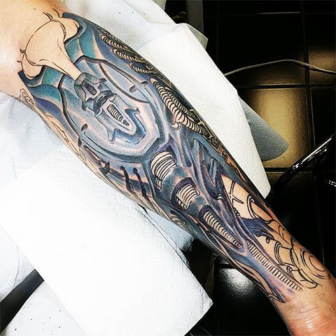 Tattoo biomechanica op zijn been