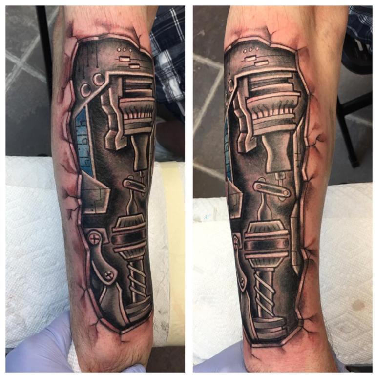 Tatuaggio di biomeccanica sul braccio