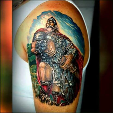 Татуировка на бог на рамото му