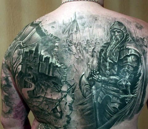 Tattoo godin op zijn rug