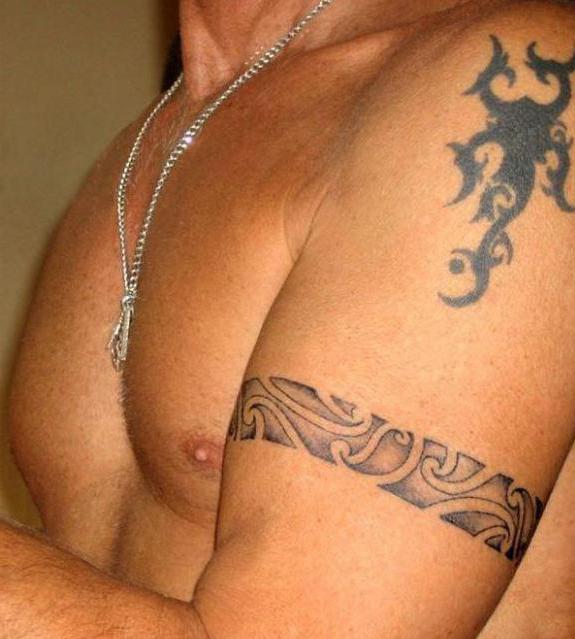 tatoveringsarmbånd på hans biceps