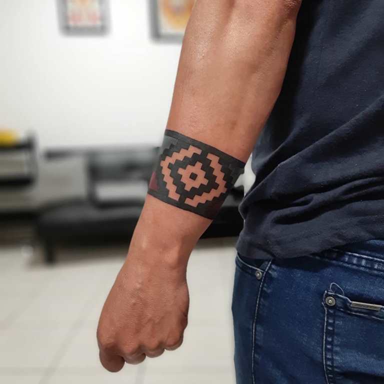 tetoválás csukló karkötő a férfiak kezén
