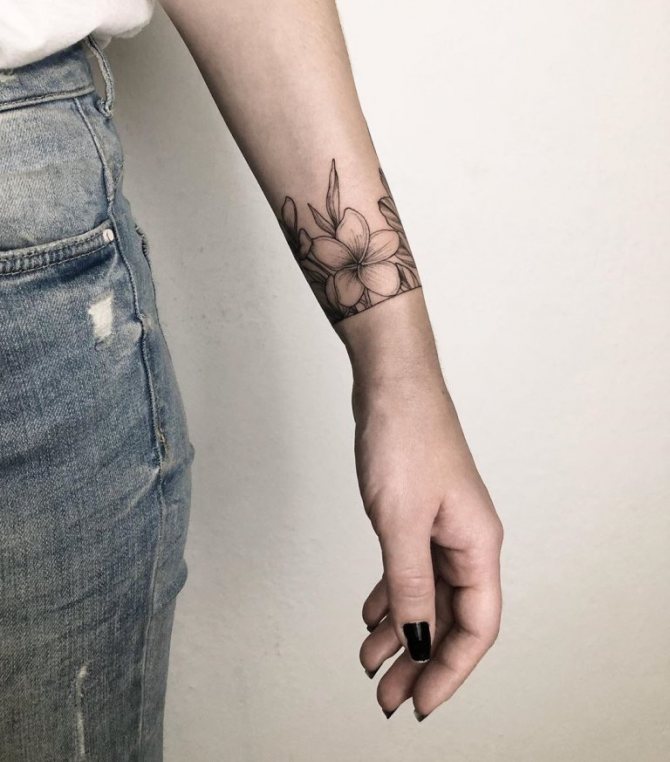 tetoválás csukló karkötő