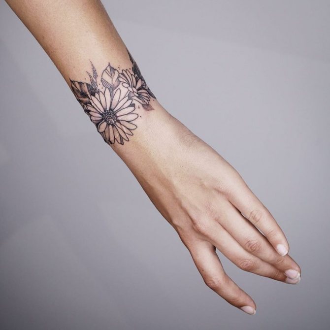 tatuiruočių apyrankė ant riešo