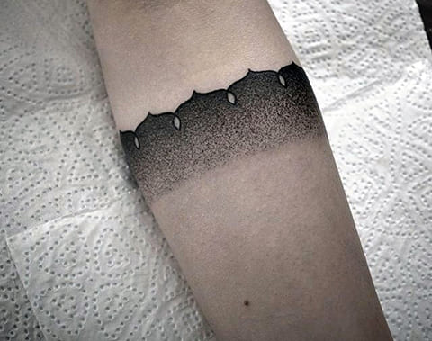 Tattoo armband in dvorak stijl