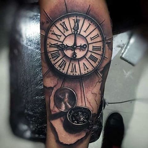 Tatuaggio di un orologio e bussola