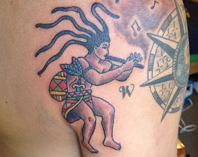 Tetovanie muža s flautou