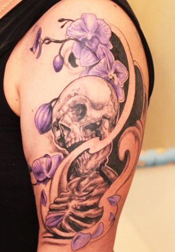 タトゥーのドクロ。男性、女性、手、腕、肩、前腕に描かれたスケッチが意味するもの