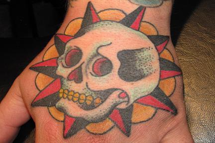 Tetoválás koponya rózsákkal