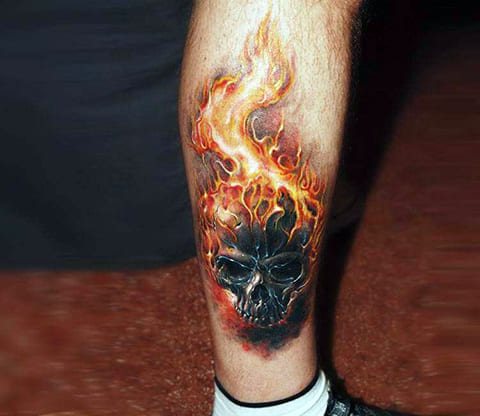 Tatuiruotė kaukolė ant ugnies