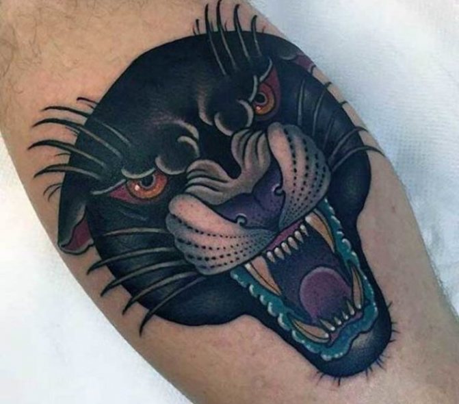 zwarte panter old skool tattoo op scheenbeen