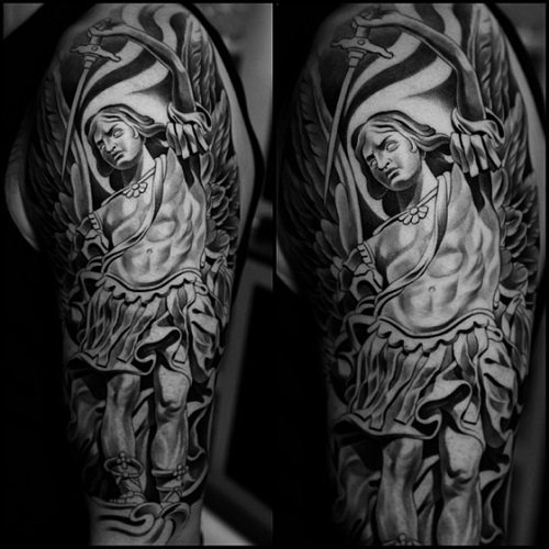 czarno-białe zdjęcie tatuażu