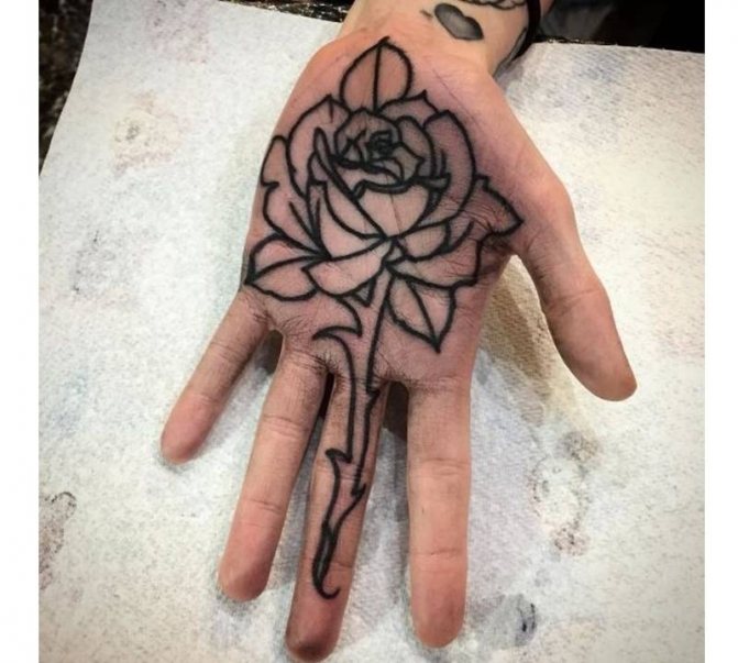 Zwarte roos tattoo op palm