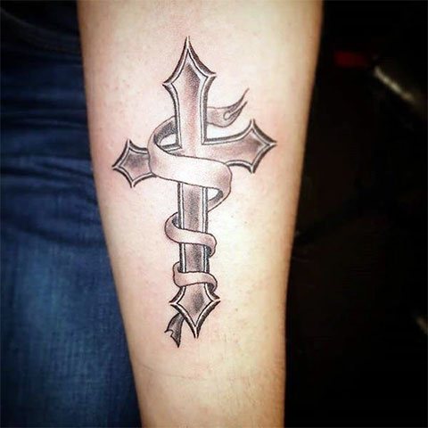 手上的黑色十字架纹身