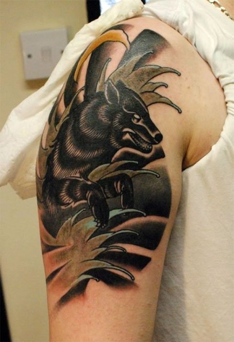 Tatuiruotė juodas vilkas ant pečių mergaitėms