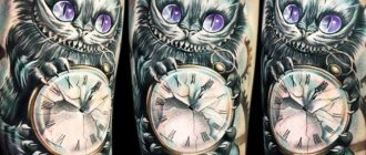 майстор на татуировки Чеширска котка на ръката му