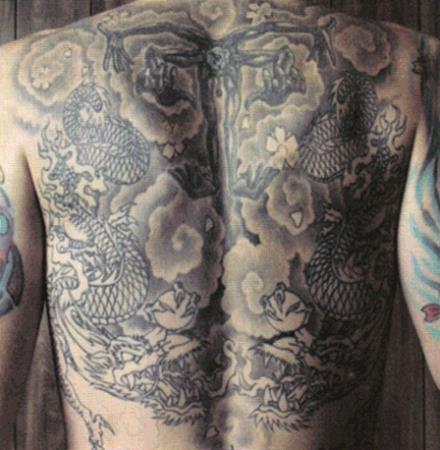 Chester hátsó tetoválás
