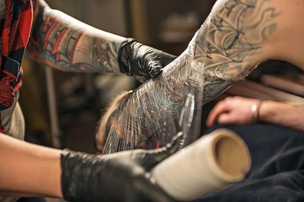 Tatuiruotė Čikaga mergaitėms. Reikšmė, nuotrauka: ranka, dilbis, ranka, petys