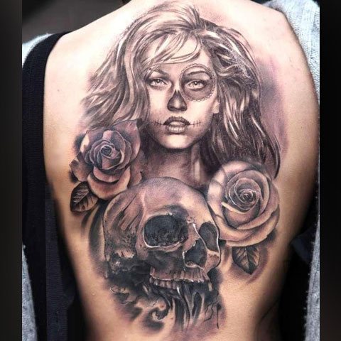 Chicano tatuado nas costas de uma rapariga - foto
