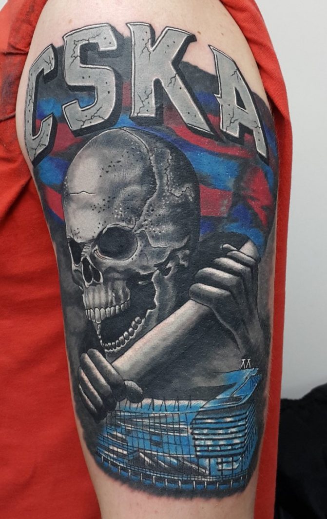 tatoeage van CSKA bij de hand
