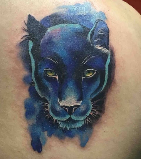 Цветна татуировка на главата на пантера