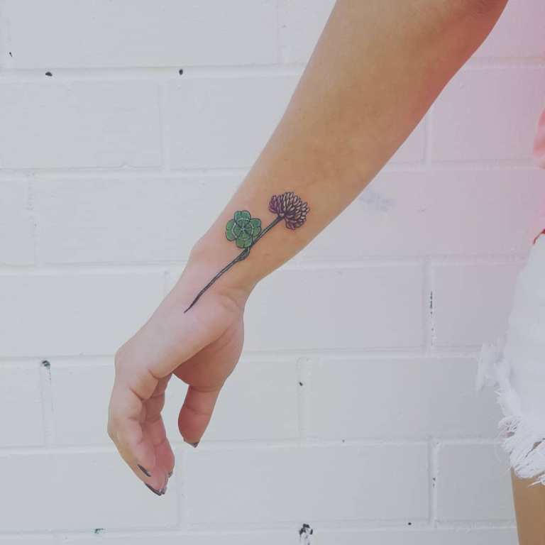 手首にクローバーの花のタトゥー
