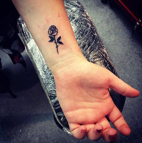 Gėlių tatuiruotė ant riešo