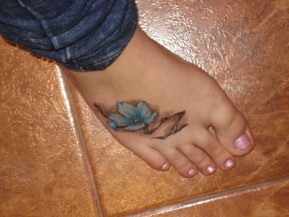 Il fiore del tatuaggio è un segno molto gentile