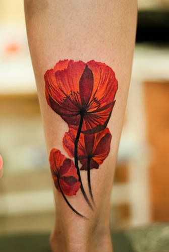 Tetování květin. Černobílé náčrty, barevné na paži, klíční kosti, noze, stehně.